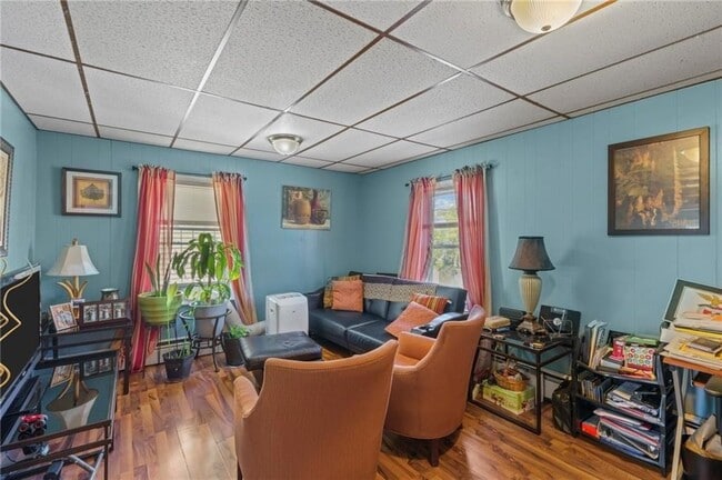 Foto del edificio - 528 Lonsdale Ave