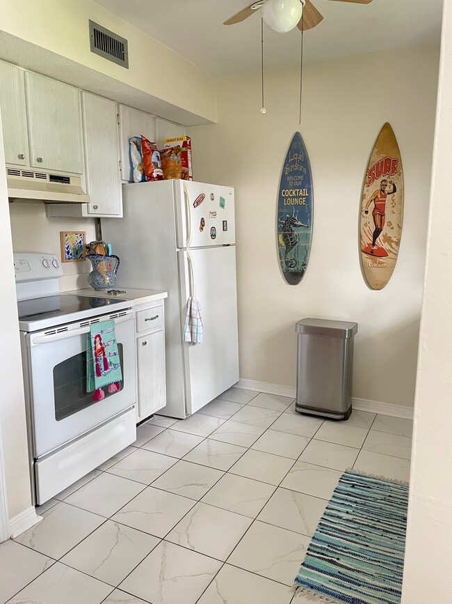Kitchen - 6965 Avenue des Palais