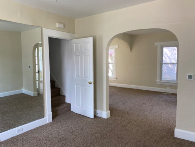 Building Photo - 205 Maple St