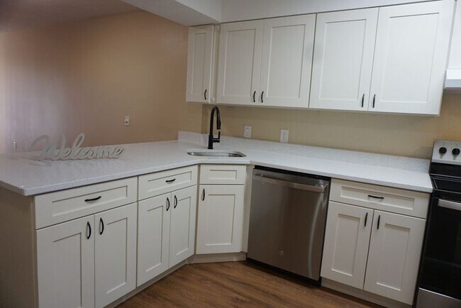 Foto del edificio - Mandarin Townhome