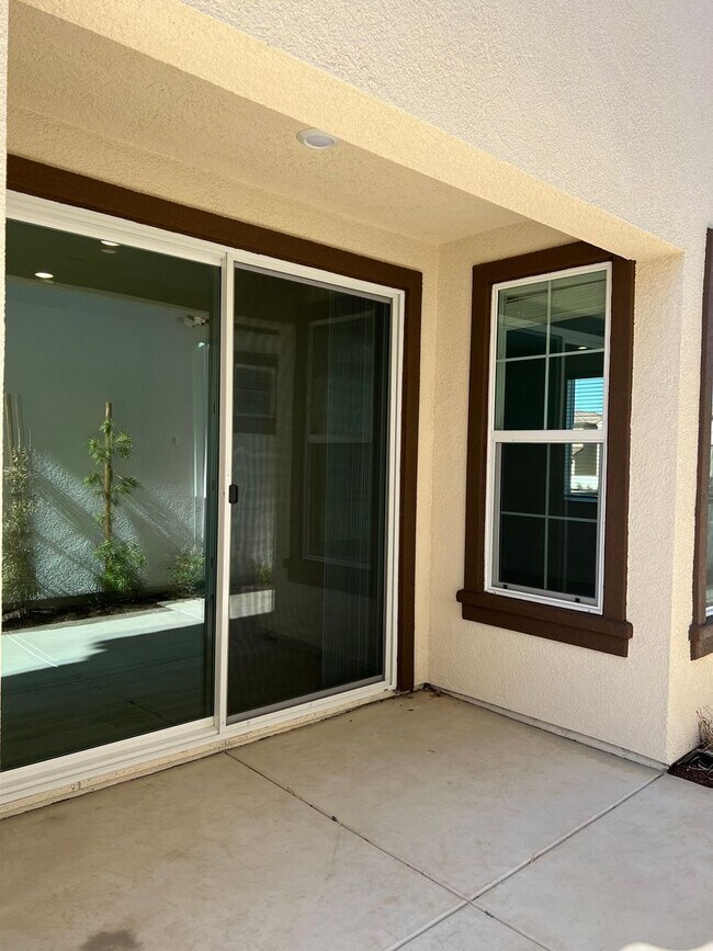 Building Photo - GORGEOUS NEWER HOME W/ SOLAR IN WEST ROSEV...