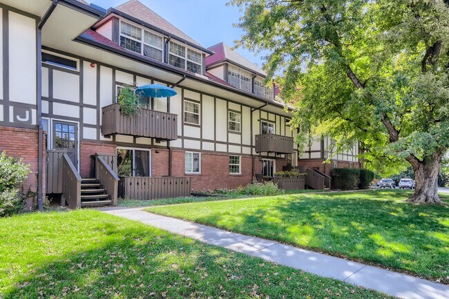 Foto del edificio - 1st Month Rent Free! Bright 1BR/1BA with private deck, near trails & transit; pool/tennis; laundr...