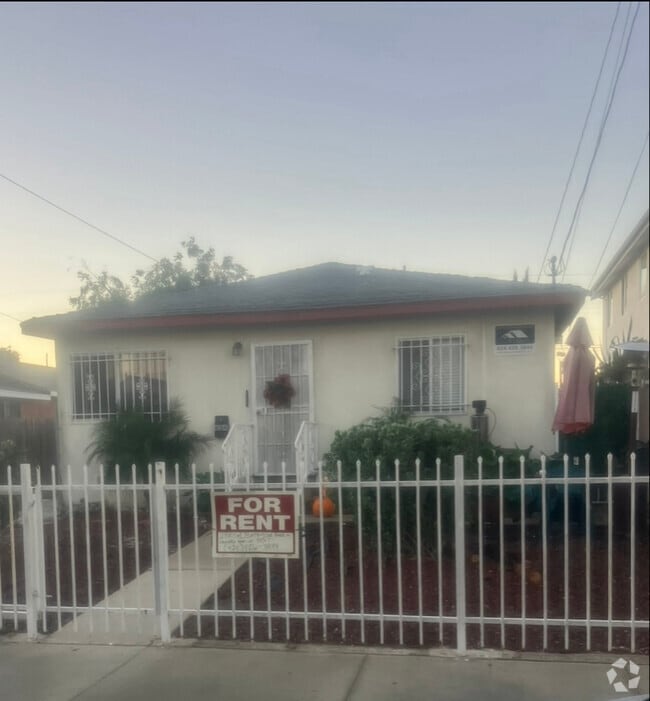 Building Photo - 634 W Colden Ave