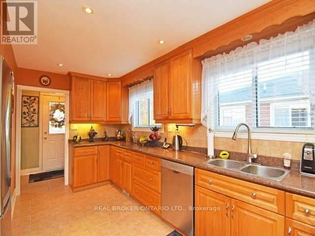 Photo du bâtiment - 1602 Coram Crescent