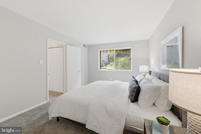 Building Photo - 5406 85th Ave