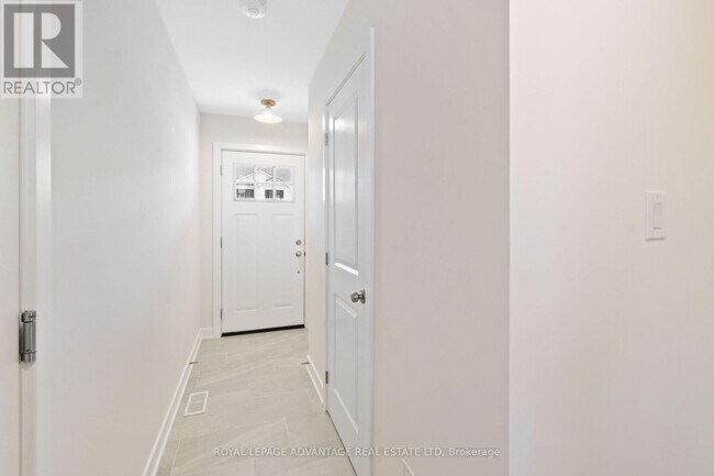 Building Photo - 35 Whitcomb Cres