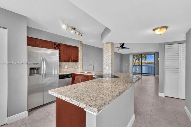 Foto del edificio - 118 Lake Emerald Dr