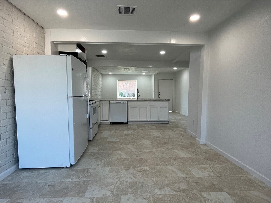 Foto principal - 12829 High Star Dr