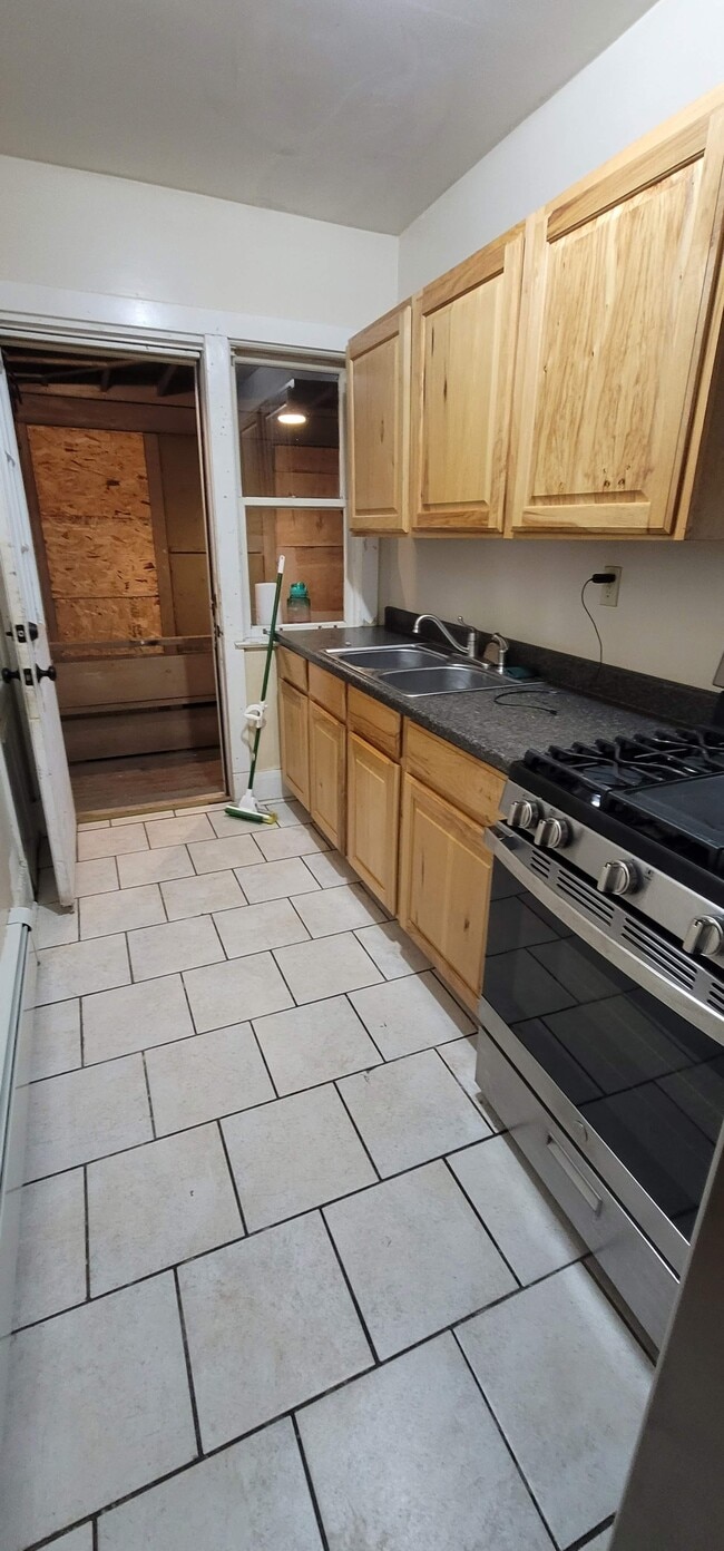 Building Photo - 2011 6th Ave E