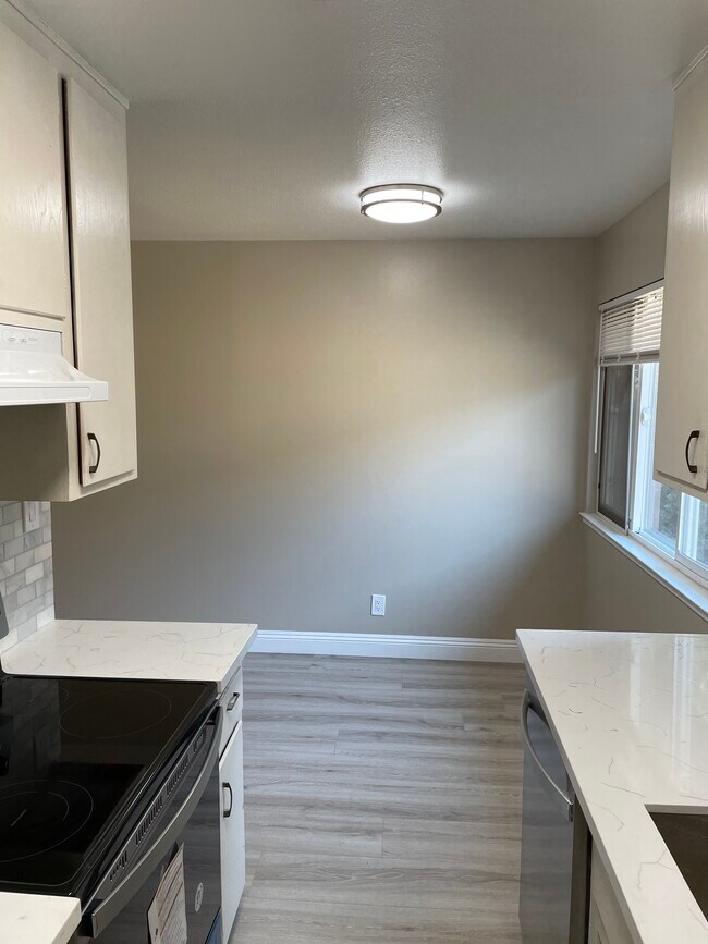 Building Photo - 908 Dornajo Way