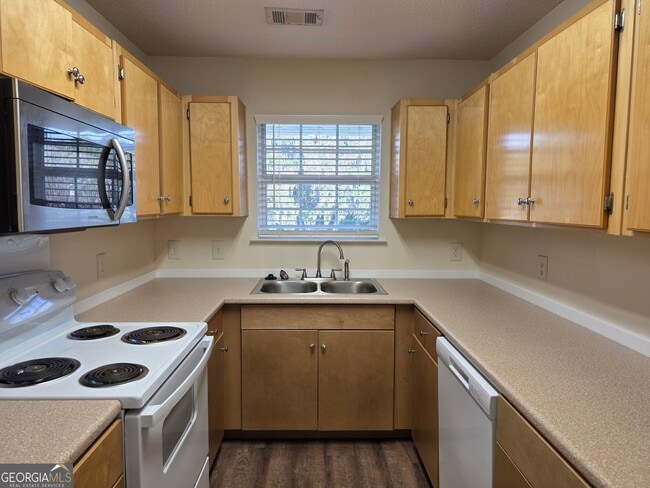 Building Photo - 585 Rushing St