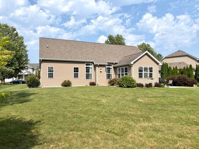 Foto del edificio - 2701 E Glenhurst Ln