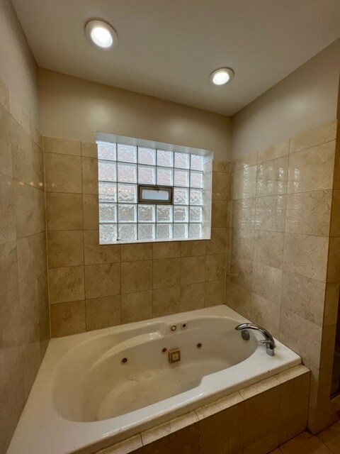 Baño principal - 2327 S Sawyer Ave