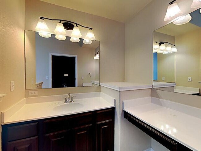 Building Photo - No App Fees. $1000 off 1st Months Rent*