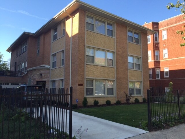 Building Photo - 1639 W Lunt Ave