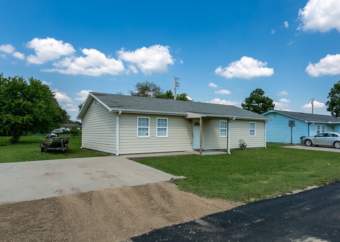 Primary Photo - Cute 3 bedroom 1 bath house. Handicap acce...