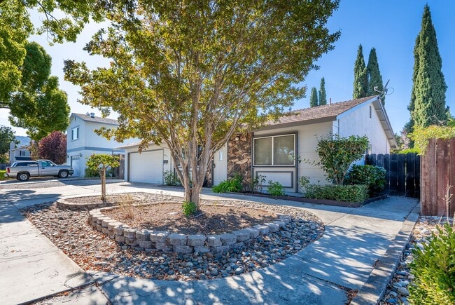 Building Photo - 3 Bedroom Home in Great Gilroy Location!