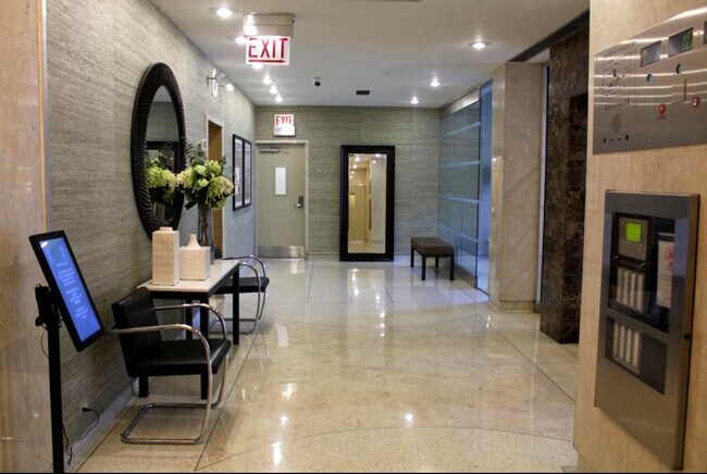 Foto del edificio - 555 W Cornelia Ave