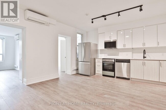 Building Photo - 548 College St
