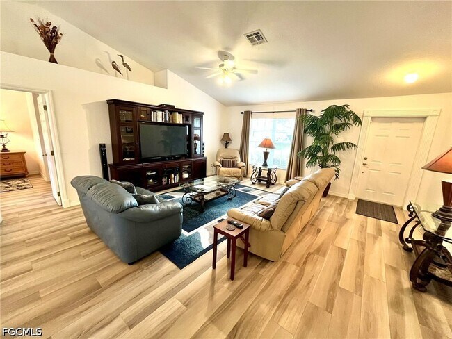 Foto del edificio - 818 SW 8th Pl