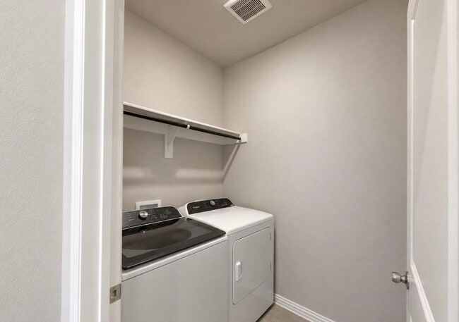 Building Photo - 205 Greenbriar Dr