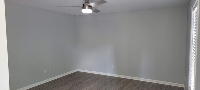 Sala de estar - 409 Hughes St