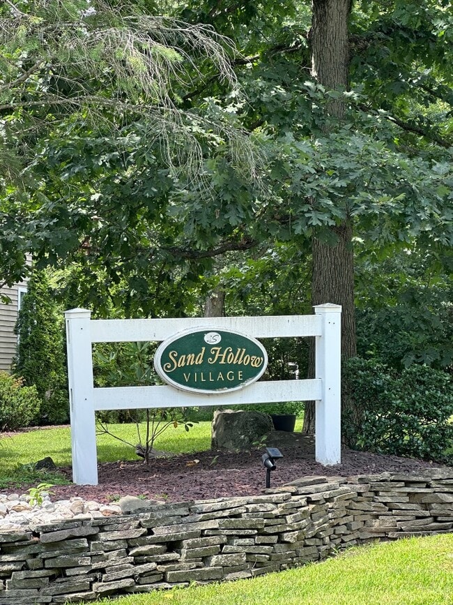 Building Photo - 11 Sand Hollow Dr