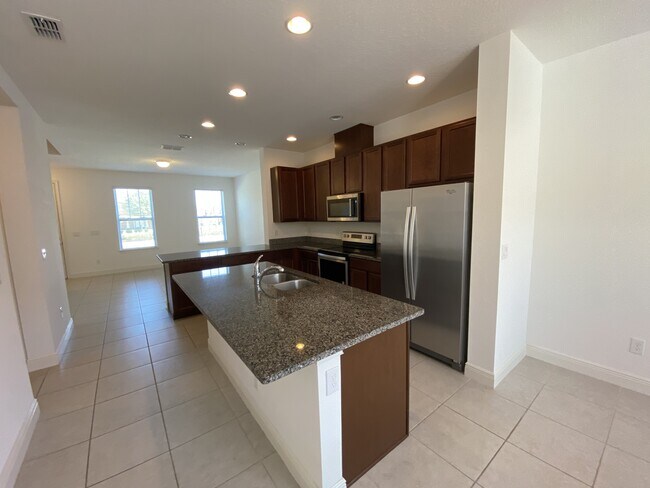 Foto del edificio - 15555 Honeybell Dr