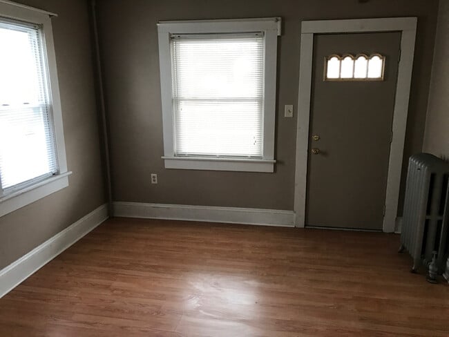 Building Photo - 130 Mooney St