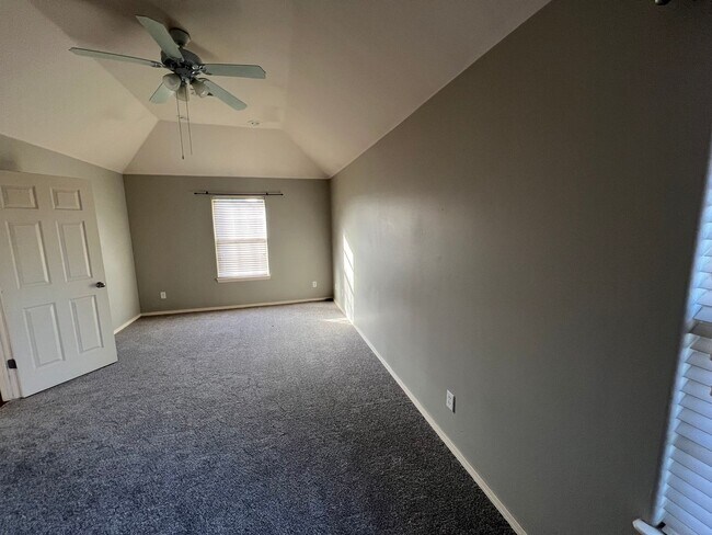 Building Photo - 3 Bed, 3 Bath Home with Luxury Amenities C...