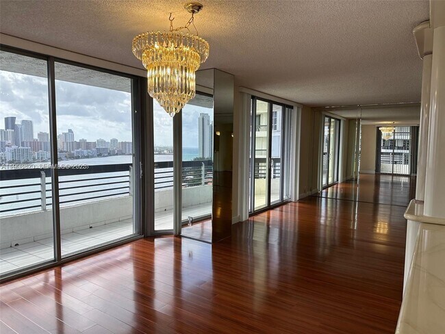 Foto del edificio - 19101 NE 36th Pl