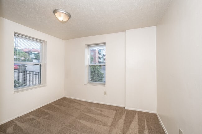 Building Photo - Euclid Court