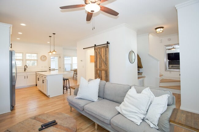 Building Photo - Charming Cottage in DOWNTOWN Southern Pines