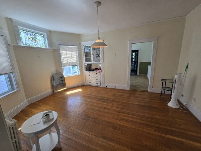 Building Photo - Charming duplex - Deck - Parking - Laundry