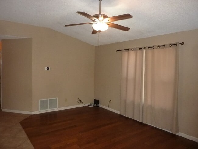 Foto del edificio - Duplex Unit w/ Attached Garage, Fenced Yard - Laminate Flooring