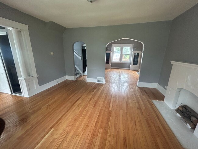 Building Photo - SECTION 8 READY!!