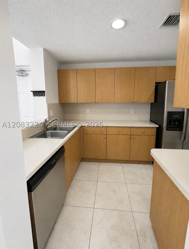 Foto del edificio - 6720 NW 114th Ave