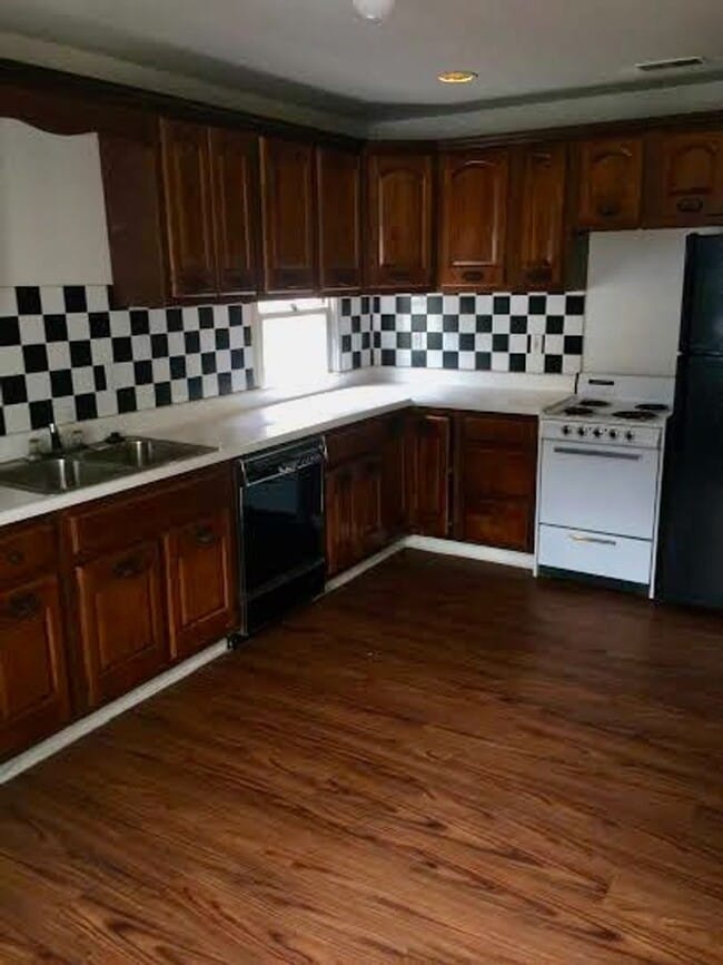 *** Southside Slopes Apartments * Pet Friendly * Walk to E. Carson St. * Available Now * Spacious... - *** Southside Slopes Apartments * Pet Friendly * Walk to E. Carson St. * Available Now * Spacious...