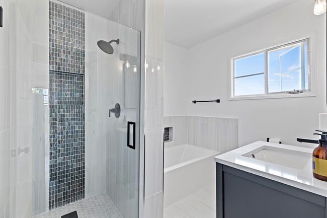Building Photo - 4074 Hillcrest Dr