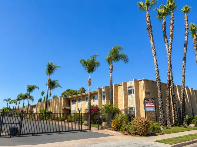 Foto del edificio - Beautiful Updated 2 Bed / 1.5 Bath Condo