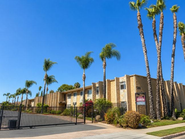 Building Photo - Beautiful Updated 2 Bed / 1.5 Bath Condo