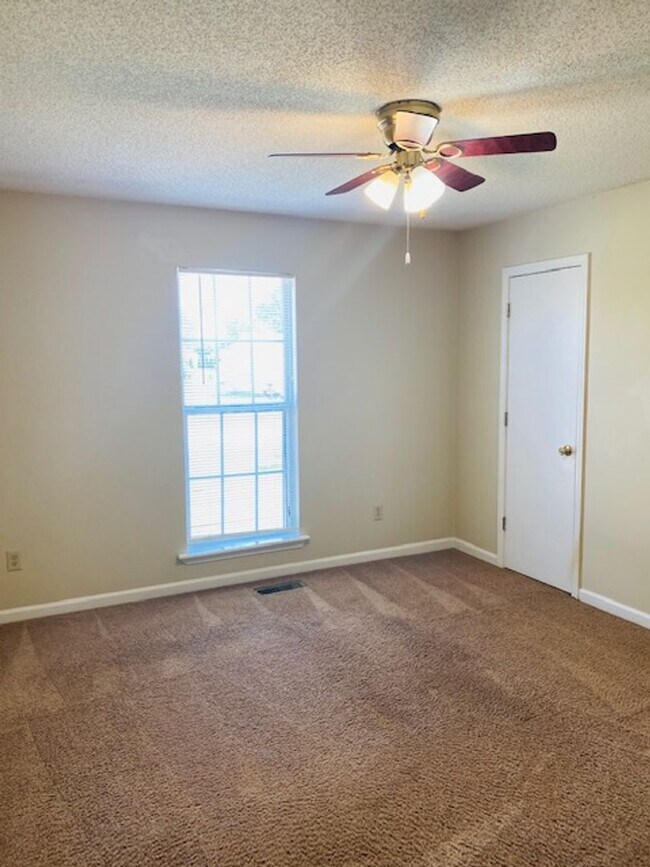 Building Photo - Cute 3 Bed Home near Ft Campbell with Fenc...