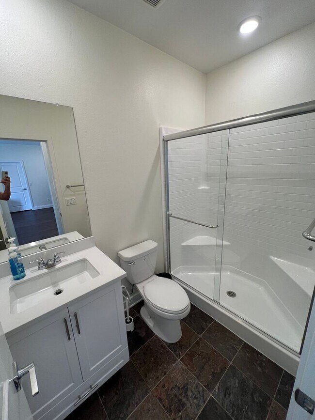 Building Photo - Cute one bedroom