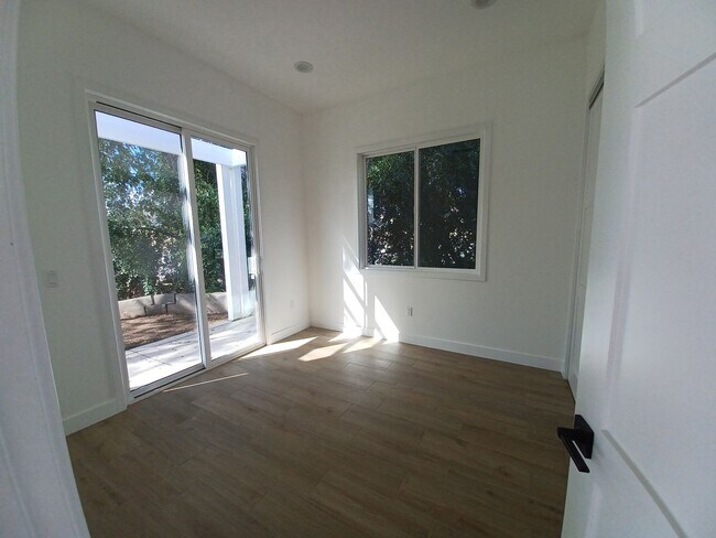 Building Photo - 319 E Ramona St