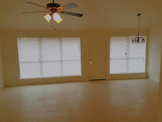 Building Photo - 4819 Roserock Ln