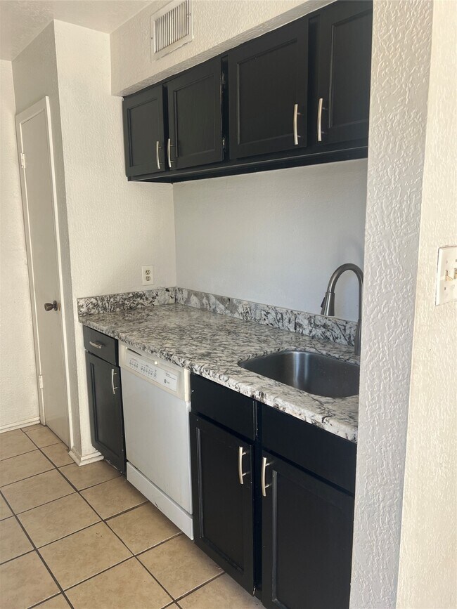 Building Photo - 6111 Beverly Hill St