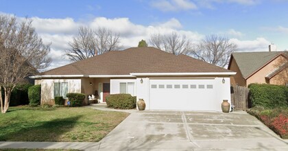 Building Photo - 113 Sterling Oaks Dr