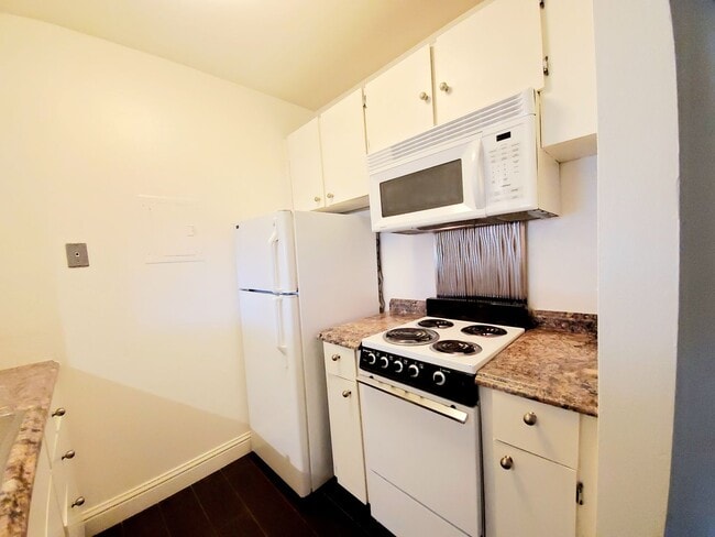 Building Photo - Top floor studio with large patio & greenb...