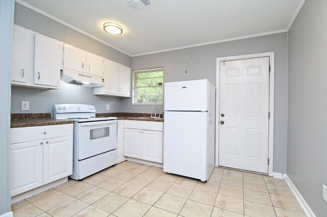 Building Photo - 2 bedroom, 1 bath unit located in the hear...