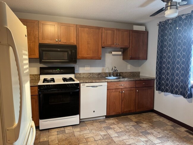Building Photo - 211 Skyview Dr